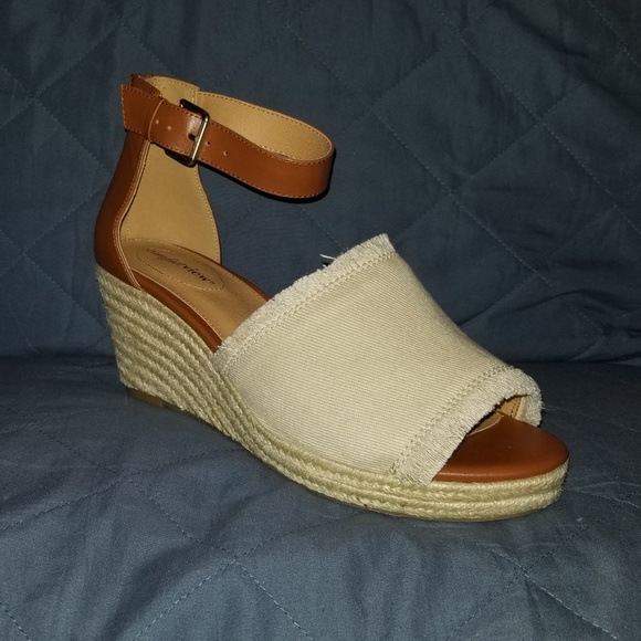 double wide width sandals
